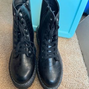 Women’s combat boots never worn